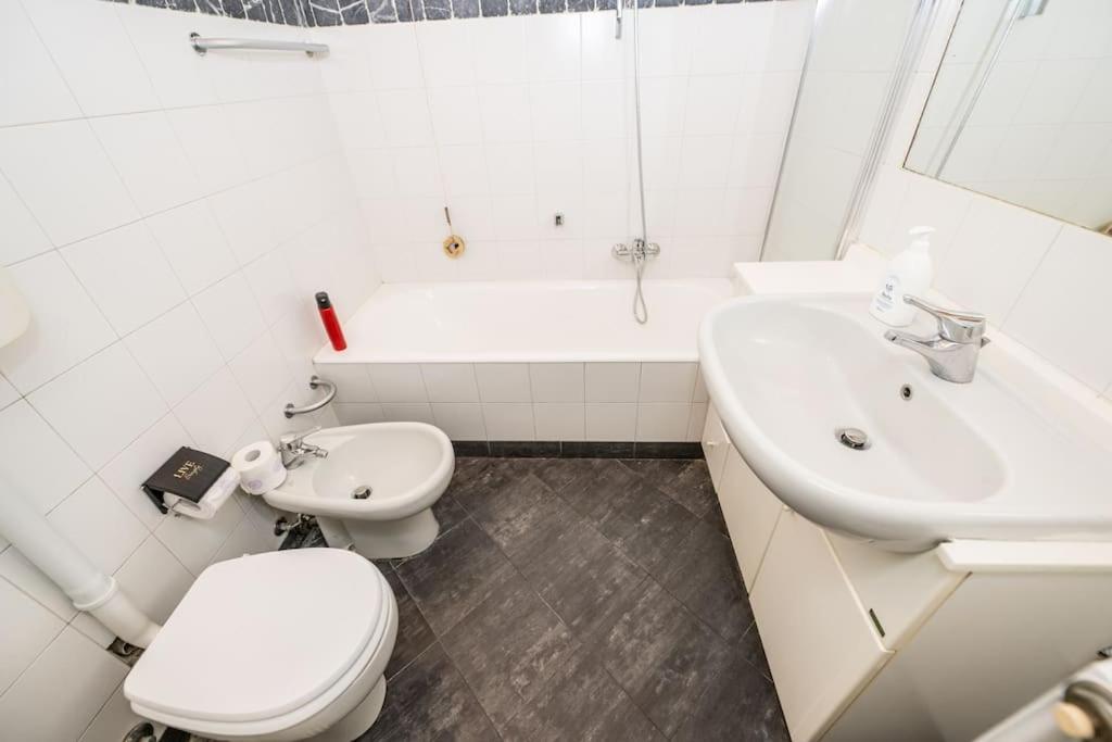 Wonderful Two Floors Apartment มิลาน ภายนอก รูปภาพ